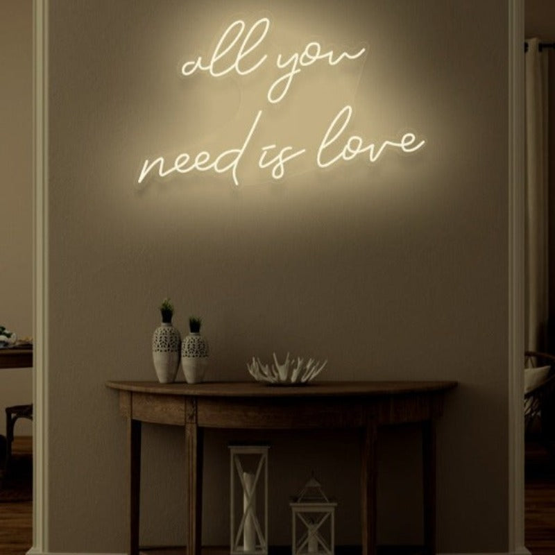 Lej neonskilt i varm hvid med teksten all you need is love