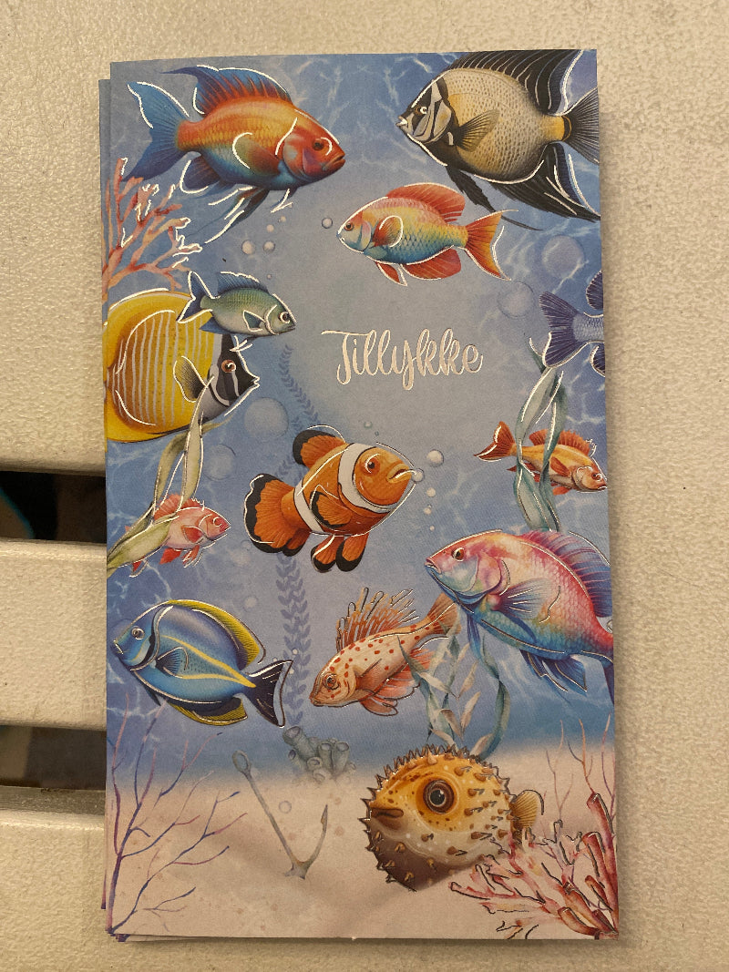Fødselsdagskort med fisk og sølvtryk – Tillykke
Sødt kort med motiv af fisk og teksten “Tillykke” i sølv. Måler 9,6 x 17,4 cm og leveres med kuvert. Perfekt som elegant og personlig hilsen til fødselsdagen.
