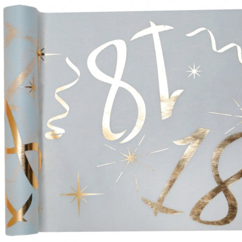 Hvid rulledug med guldtekst "18" – perfekt som bordløber til 18-års fødselsdag. 5 meter lang i non woven polyester for et elegant og festligt look.