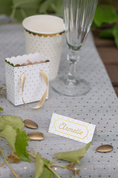 Hvide bordkort med guld prikker