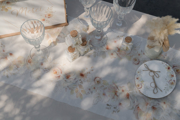 Softness tablerunner – Hvid  med Gyldne Bladdekorationer