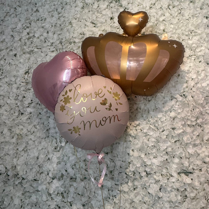 Send en mMors dag ballonhilsen med 3 latexballoner og teksten Love you Mom i lyserøde nuancer