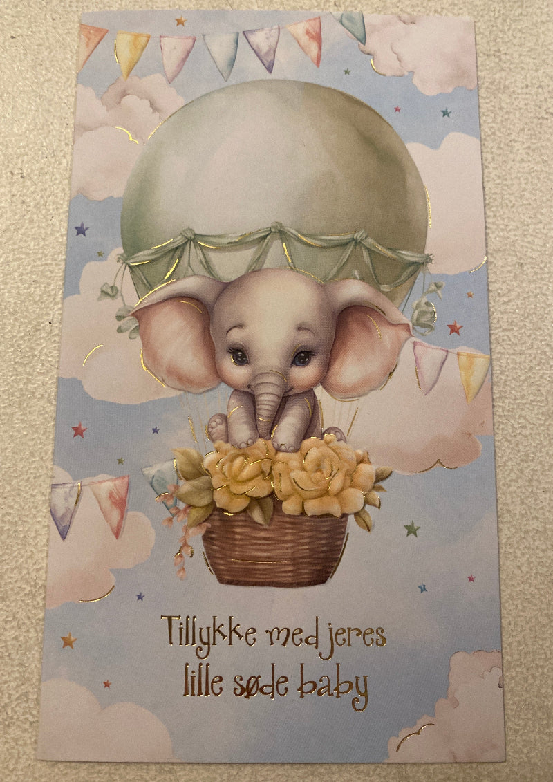 Kort til baby dreng – Elefant i kurv (blå)
Sødt kort i blå nuancer med motiv af elefant i kurv og teksten “Tillykke med jeres søde lille baby”.
Måler 9,6 x 17,4 cm og leveres med kuvert – perfekt som hilsen til nybagte forældre.
