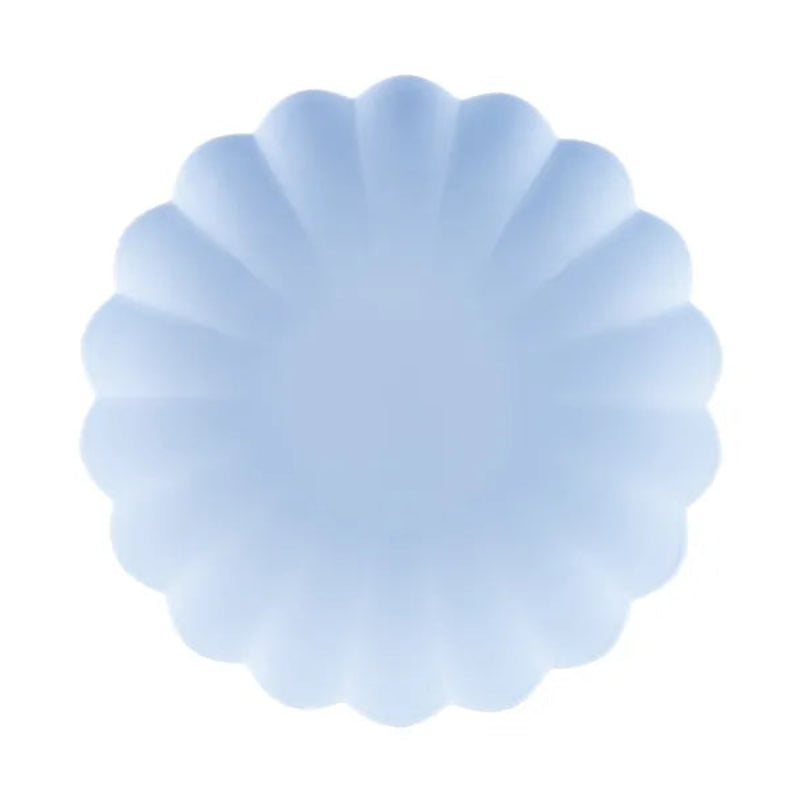 LyseblĂĽ plastiktallerkener med bølgekant â 22 x 22 cm. Genanvendelige og perfekte til fest, baby shower eller børnefødselsdag. 4 stk. pr. pakke.