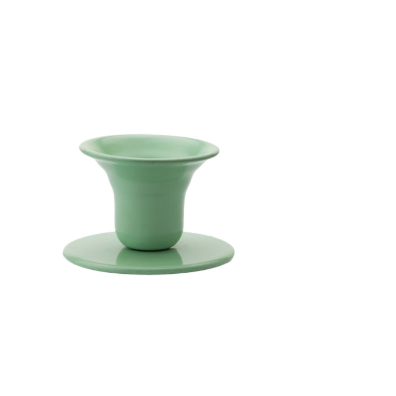 The Bell lysestage fra KunstIndustrien – håndlavet i smedet jern med en elegant, rustik sort finish. Passer til stagelys på 2,2 cm i diameter.