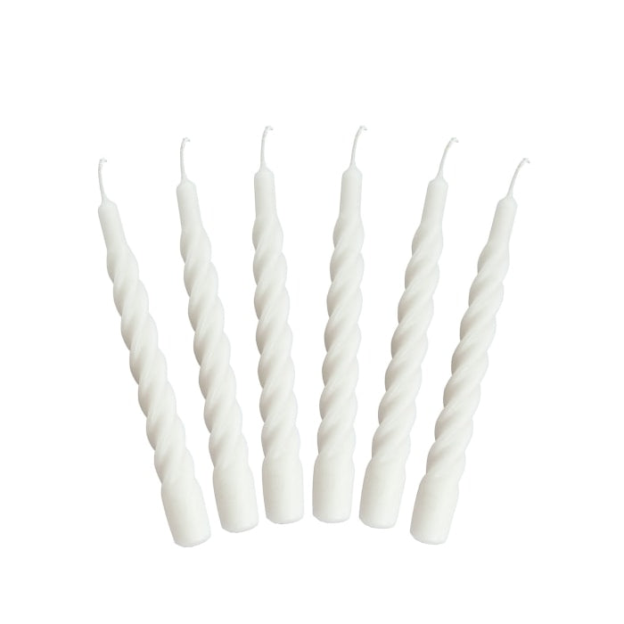 Twistede stearinlys i hvid med mat finish, 100 % paraffin, Ø2,2 cm x 21 cm. Brændetid ca. 5 timer. Pakke med 6 stk. Perfekt til fest og hygge. Køb nu!
