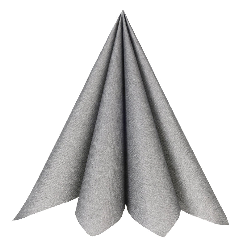 Opgrader din borddækning med sølv Airlaid-servietter. 20 stk. á 40 x 40 cm i blød kvalitet – ideelle til elegante arrangementer.