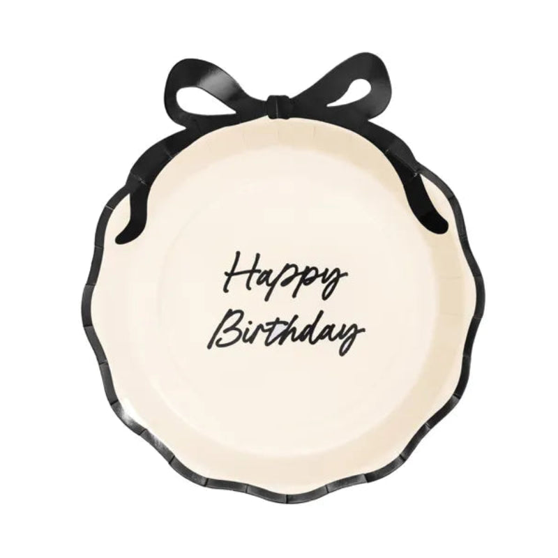 "Happy Birthday" paptallerkner med sort sløjfe – 24 cm. Pakke med 6 stk. Perfekte til elegante fødselsdagsfester.