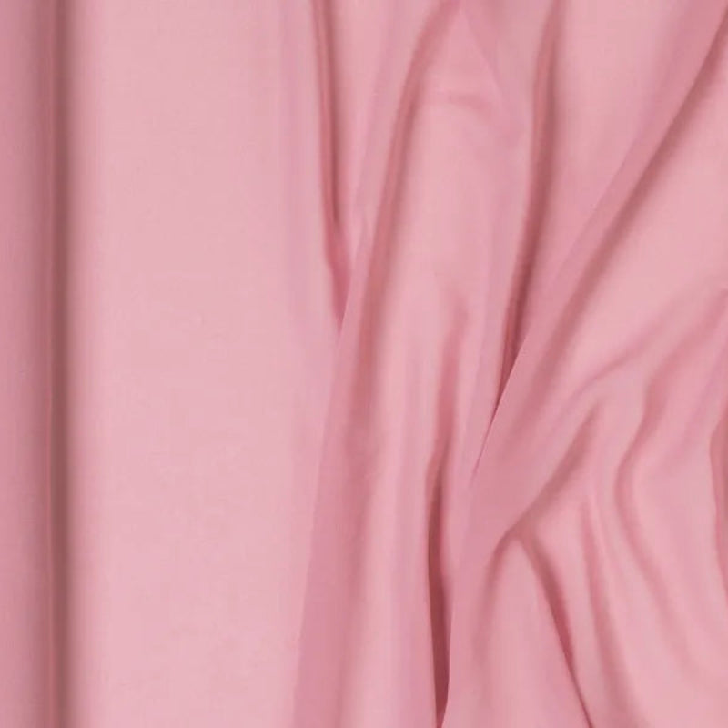 Chiffon bordløber mørk pink – 5 meter
Elegant chiffonløber i mørk pink. Perfekt til borddækning, dekoration og drapering. 48 cm bred og 5 meter lang.