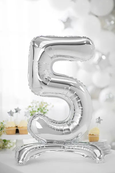 Sølvfarvet stående folieballon –   "5" - tal