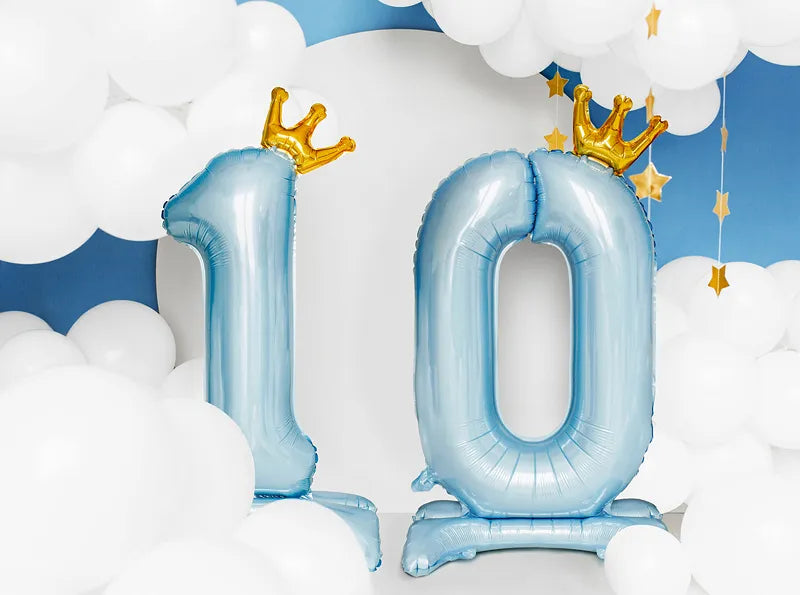 Lyseblå folieballon nr. ''0'', med guldkrone ståede