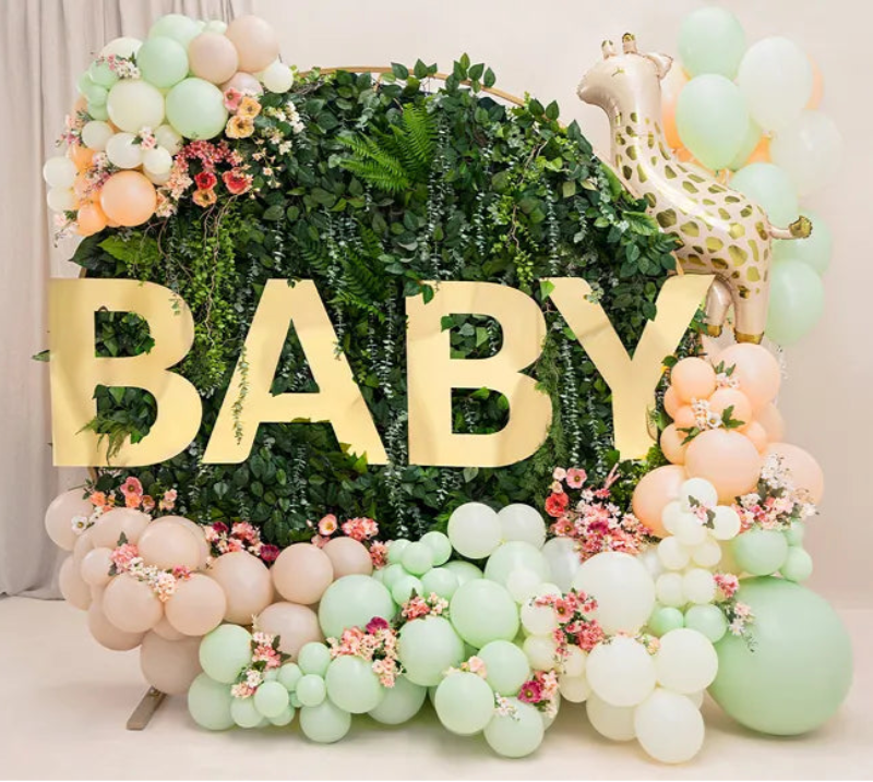 Spejlbogstaver i guld, ca. 47x60 cm. Perfekte til bryllup og baby shower. Alle bogstaver kan bestilles. Blank spejleffekt – let og dekorativt.