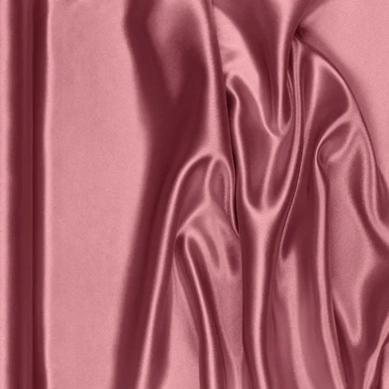 Bordløber i mørk rosa satin – 48 x 900 cm. Elegant og glansfuldt valg til festlig borddækning. 1 stk. pr. pakke.