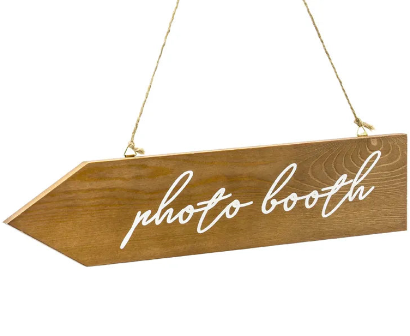 Dobbeltsidet træskilt med teksten "Photo Booth" – 36 x 7,5 cm. Med snor til ophæng. Perfekt til festens fotohjørne!