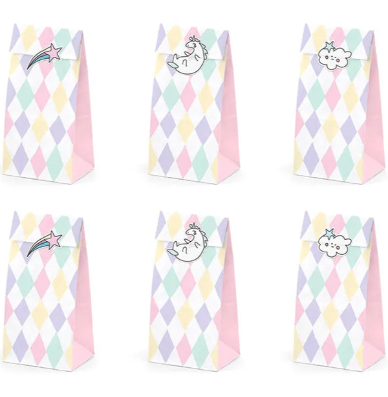Magiske candybags med enhjørningemotiv og klistermærker. Perfekte til børnefødselsdage. Størrelse ca. 8 x 18 x 6 cm. 1 pakke indeholder 6 stk.