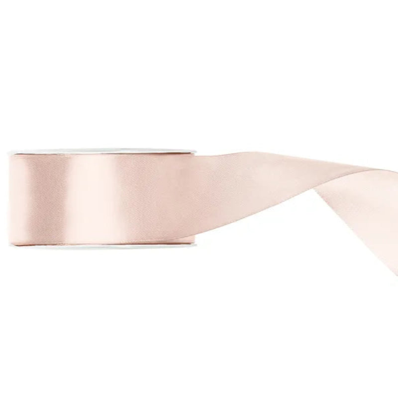 Off-white satinbånd – 38 mm bredt og 25 m langt
Elegant satinbånd i off-white, 38 mm x 25 m. Ideelt til bryllup, dåb og festlige dekorationer. Giver et klassisk og stilfuldt finish.