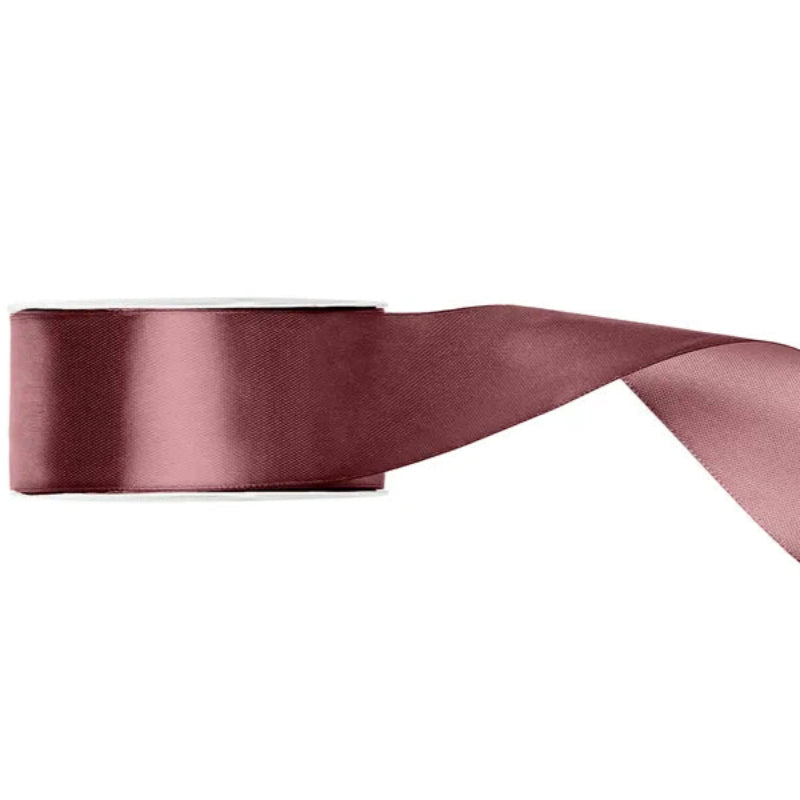 Satinbånd i mørk støvet rosa – 38 mm x 25 m
Eksklusivt satinbånd i dark dusty rose, 38 mm bredt og 25 meter langt. Perfekt til bryllupper, gaveindpakning og elegant festpynt.
