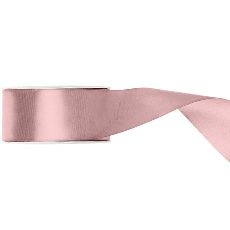Elegant satinbånd i farven light dusty rose, 38 mm x 25 m. Ideelt til bryllup, gaveindpakning og dekorationer med et romantisk touch.