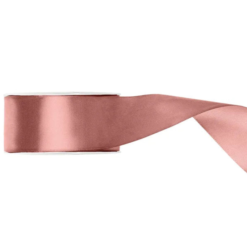 Satinbånd i støvet rosa – 38 mm bredt og 25 m langt
Støvet rosa satinbånd, 38 mm x 25 m – ideelt til gaveindpakning, borddækning og dekorationer. Smuk, romantisk farve til bryllup og fest.