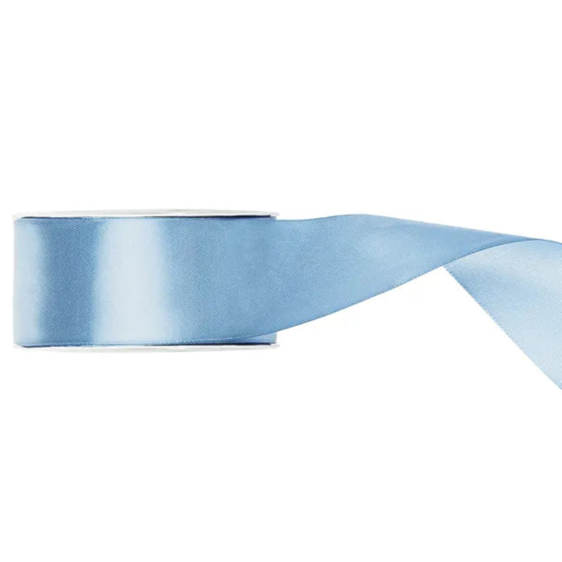 Satinbånd i lys støvet blå – 38 mm x 25 m
Smukt satinbånd i farven light misty blue, 38 mm bredt og 25 m langt. Perfekt til dekorationer, gaveindpakning og festlige detaljer med et blødt og elegant udtryk.