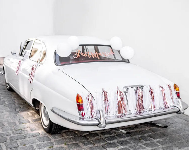 Bildekorationssæt "Just Married" med banner, tasselguirlander, balloner og satinbånd. Skab romantik og elegance til bryllupsdagen!