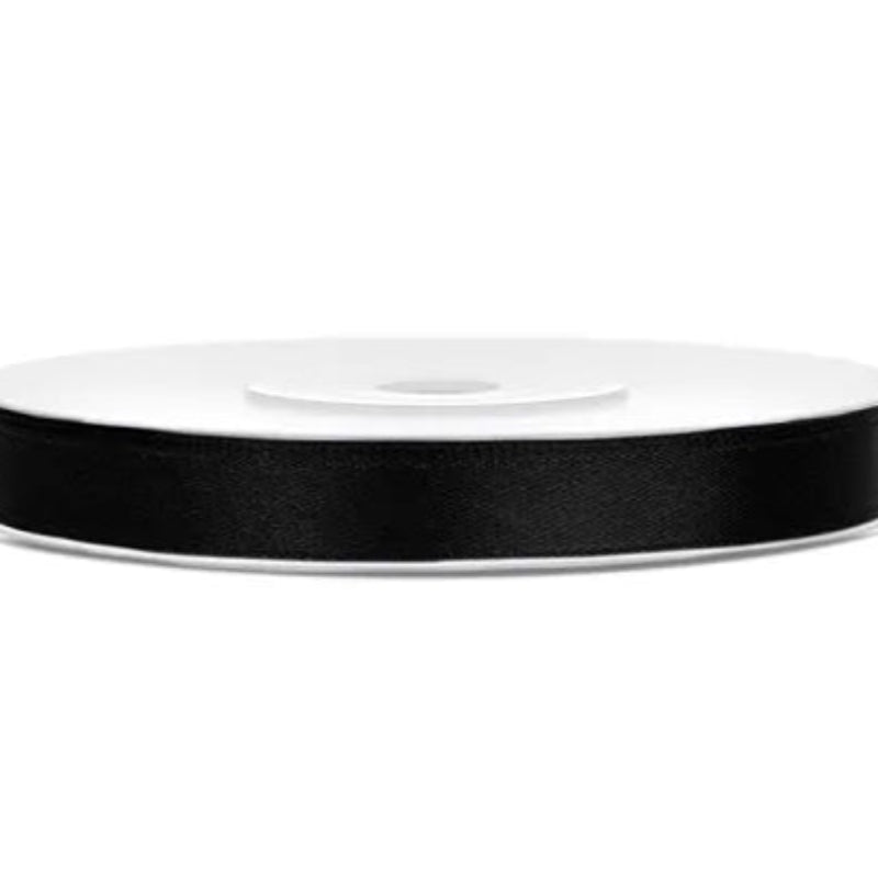 Satinbånd sort – 6 mm, 25 meter
Sort satinbånd med glans. Ideelt til gaveindpakning og dekoration. 6 mm bredt og 25 meter langt.
