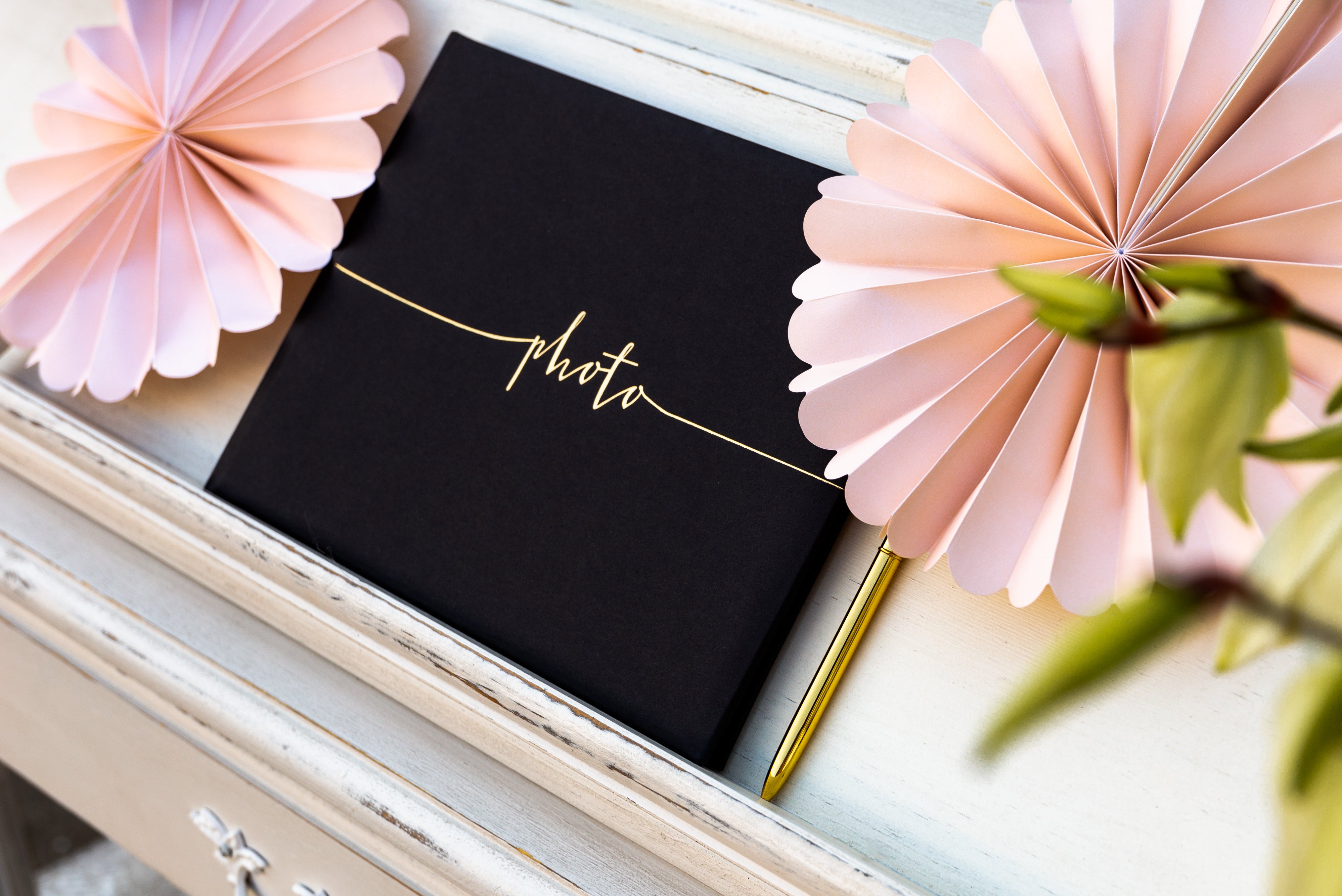 Foto album i sort med guldskrift