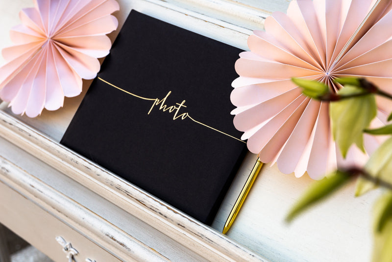 Foto album i sort med guldskrift