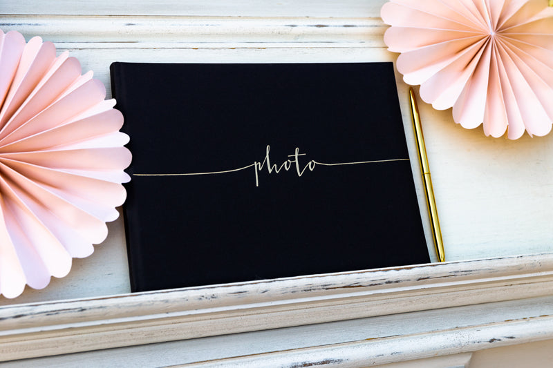 Foto album i sort med guldskrift