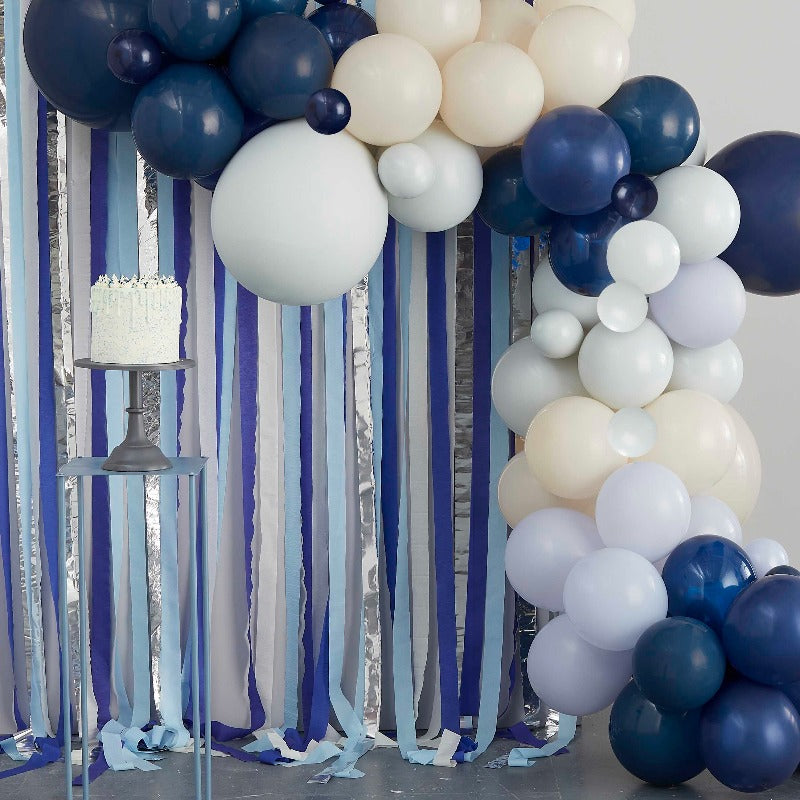 Flot Blå & cremefarvet ballonbue med sølvstreamers .
