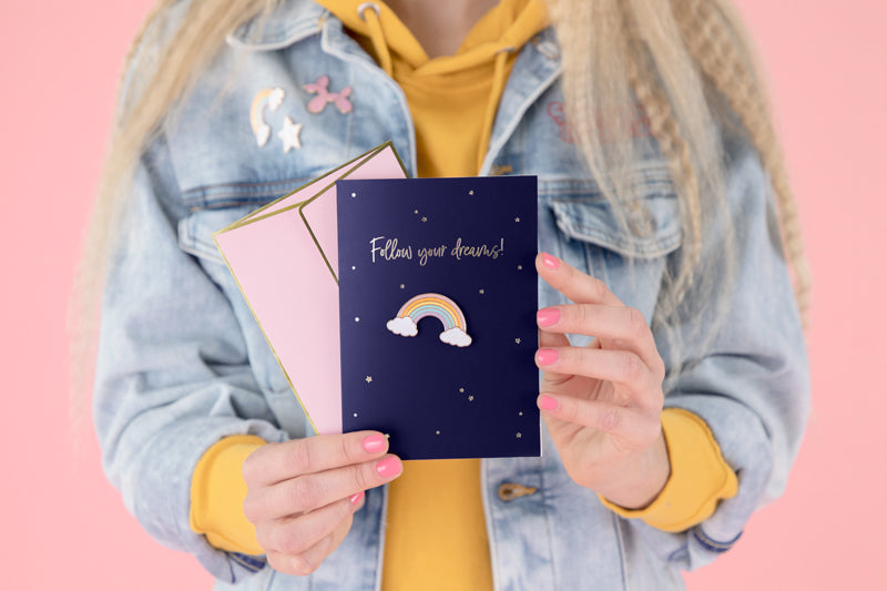 Kort i blå med regnbuenål