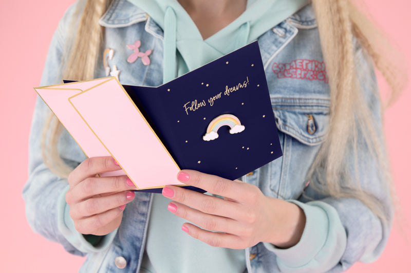 Kort i blå med regnbuenål