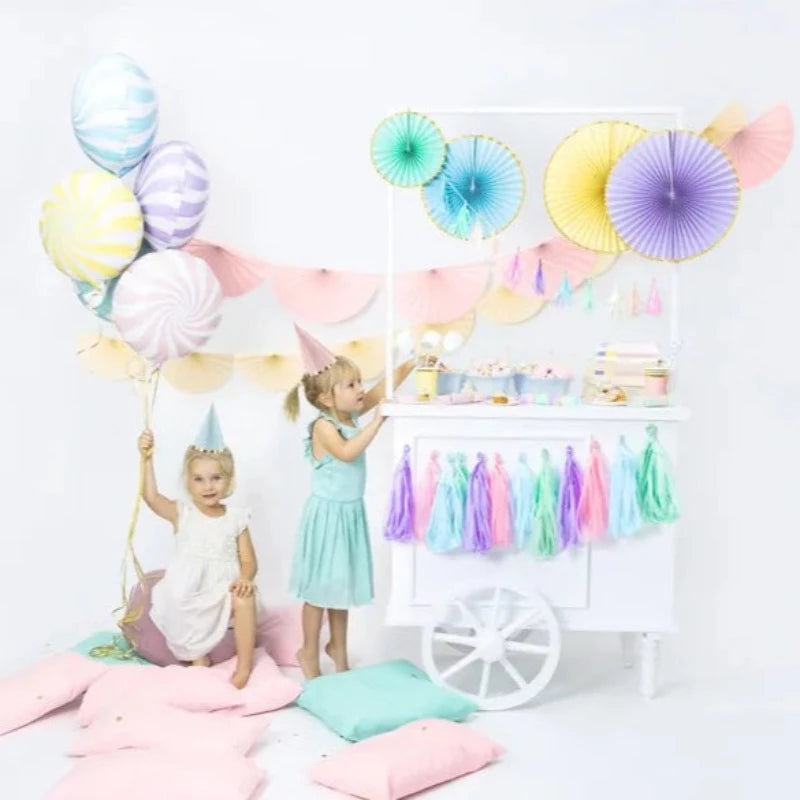 Balloner, vifter og hatte i klare pastelfarver