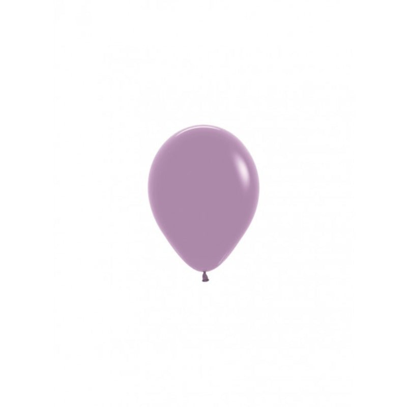 Små luftballoner i støvet lilla fra Sempertex. Perfekte til ballonbuer og dekorationer. 5"/12 cm. Fremstillet i 100% naturlatex. 50 stk. pr. pakke.