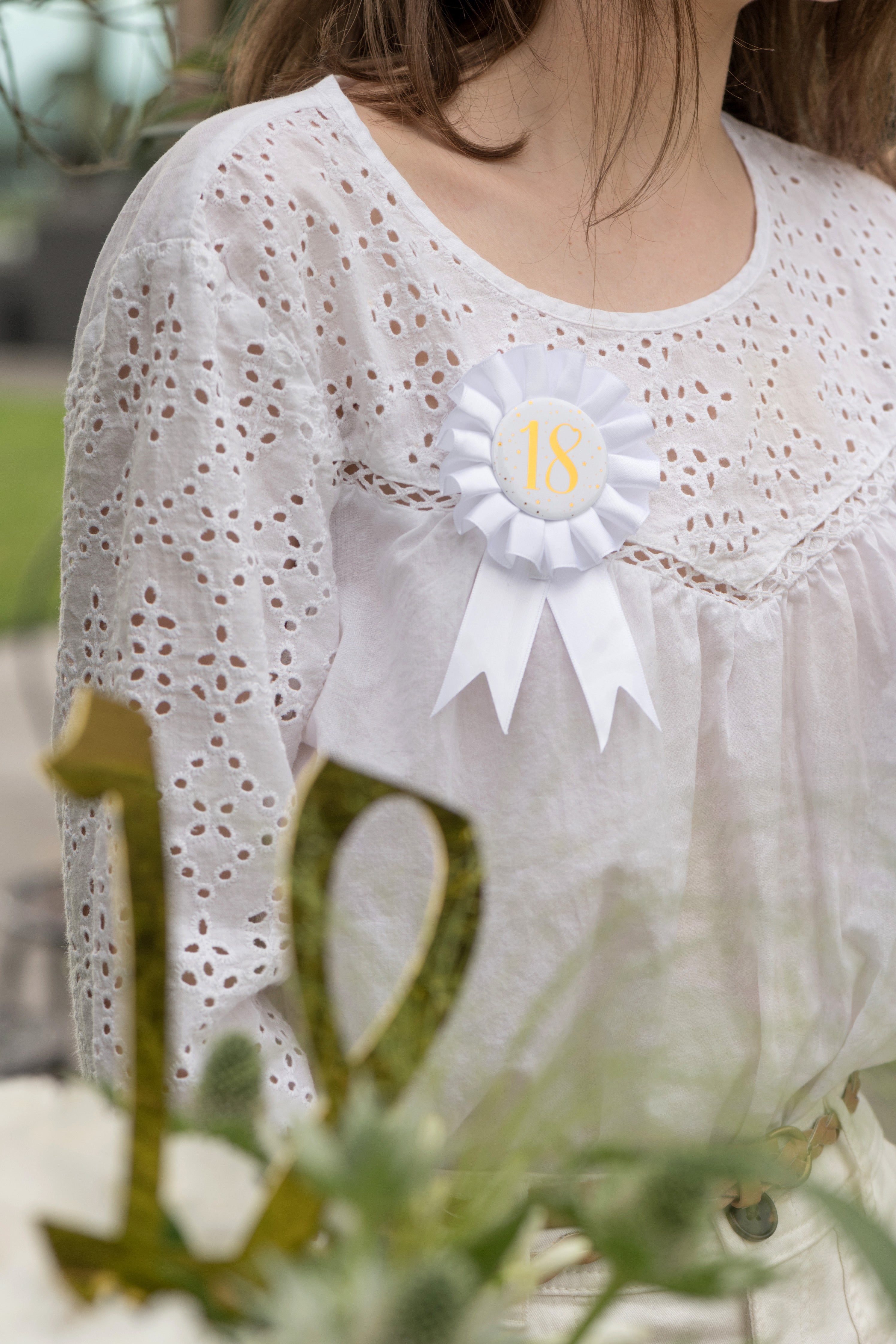 Fødselsdagsrosette 18 År i Guld Ø 8 x 15 cm ✨🎉