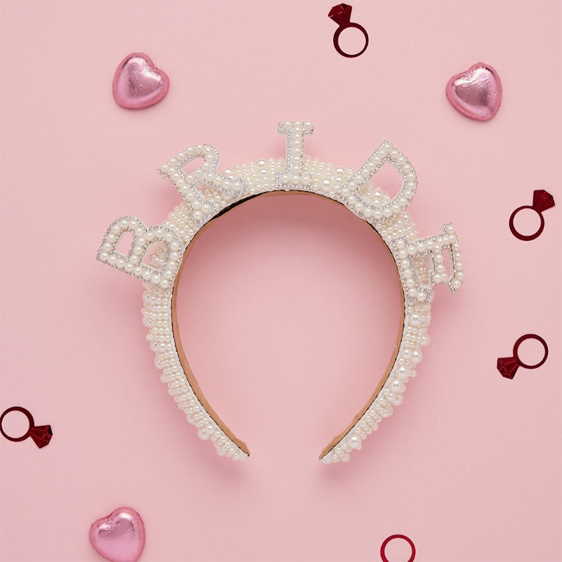 Elegant Pearl Bride Headband med hvide perler og Bride tekst. Perfekt til polterabend, bryllupsfest og hyggelige bridal moments før den store dag.