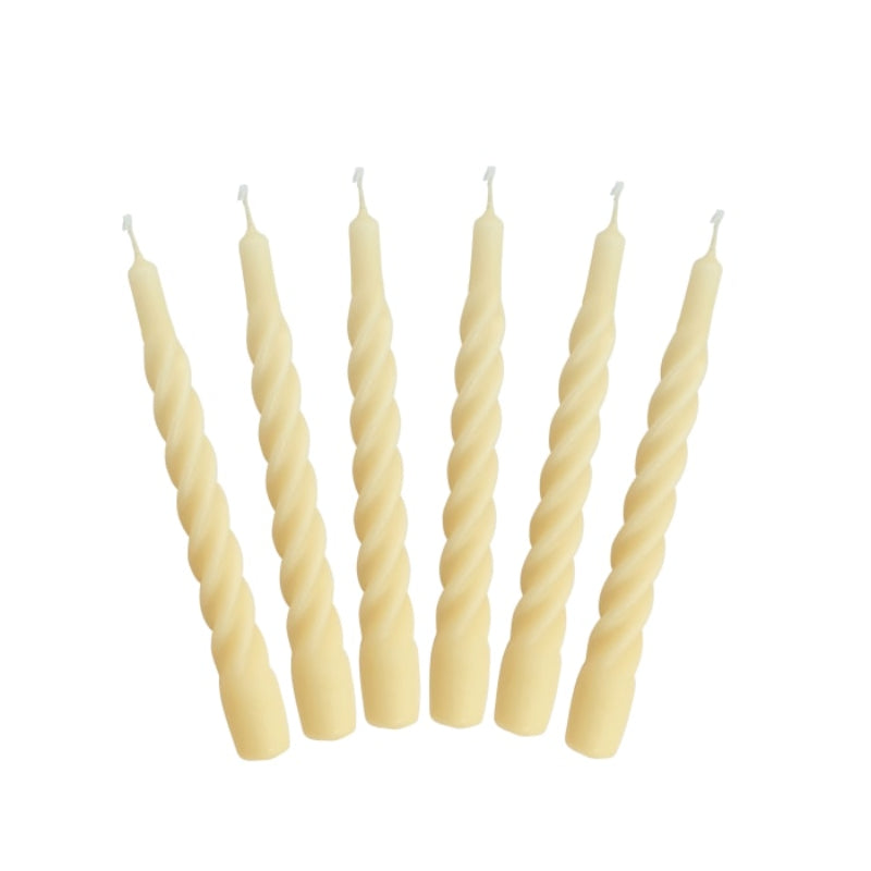 Twistede stearinlys i mat ivory, 100 % paraffin, Ø2,2 cm x 21 cm. Brændetid ca. 5 timer. Pakke med 6 stk. Perfekte til fest og hygge. Køb nu!