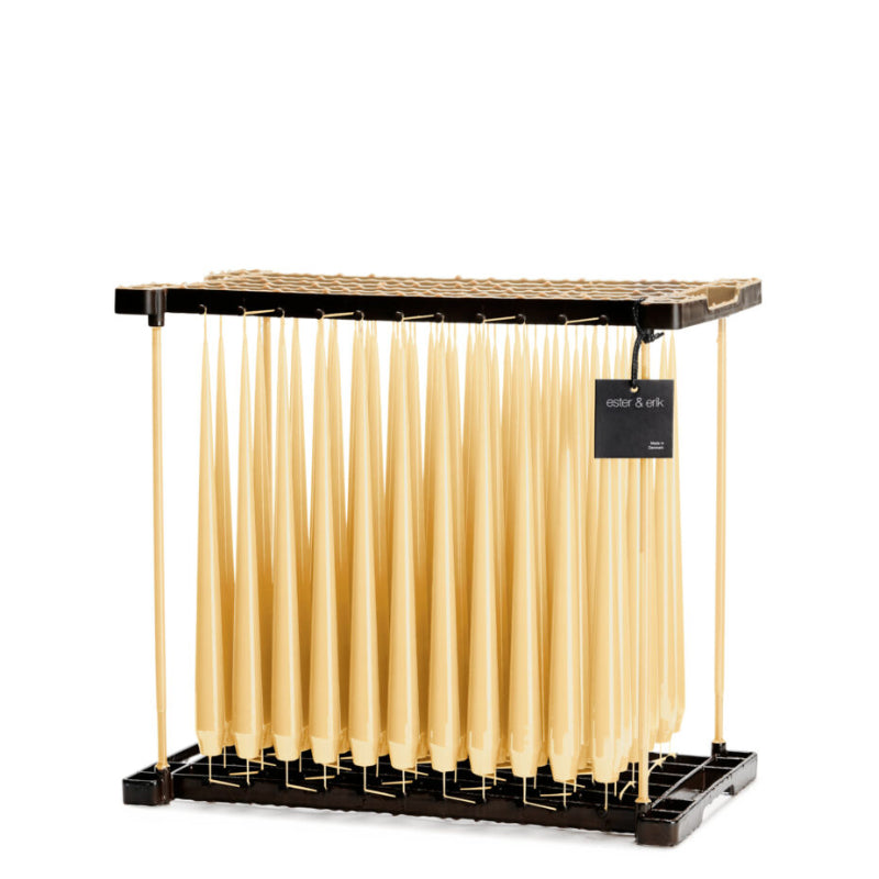 Sunglow stagelys fra Ester & Erik – varm solgul nuance
Smukke lak-stagelys i Sunglow fra Ester & Erik. Skab en varm og indbydende borddækning med solgul farve – perfekt til sommerfester og elegante opdækninger.