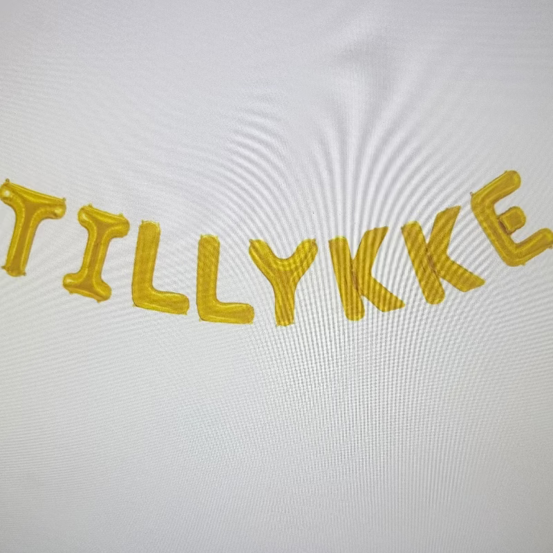 Folieballon Tillykke guld 16″

Folieballon med ordet “Tillykke” i guld 16″. Perfekt som festdekoration til fødselsdag, student, konfirmation og jubilæum. Oppustes med luft og bruges som væg- eller backdrop pynt.