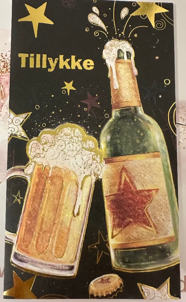 Lykønskningskort med øl og teksten “Tillykke”. Kortet måler 9,6 x 17,4 cm og er perfekt til fødselsdag, jubilæum eller andre festlige anledninger. Ideelt til en personlig hilsen.