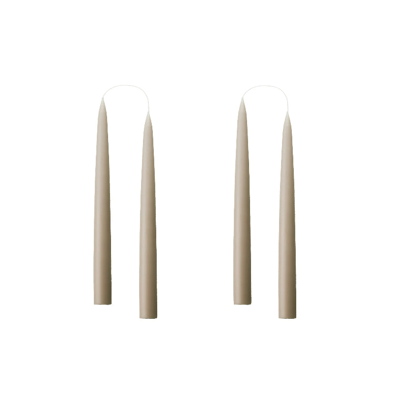 Hørfarvede stagelys fra Kunstindustrien – hånddyppede lys 20 cm
Smukke hånddyppede hørfarvede stagelys fra Kunstindustrien. 20 cm lys i naturfarve, gennemfarvede og med ca. 10 timers brændetid. Perfekte til stilfuld borddækning.