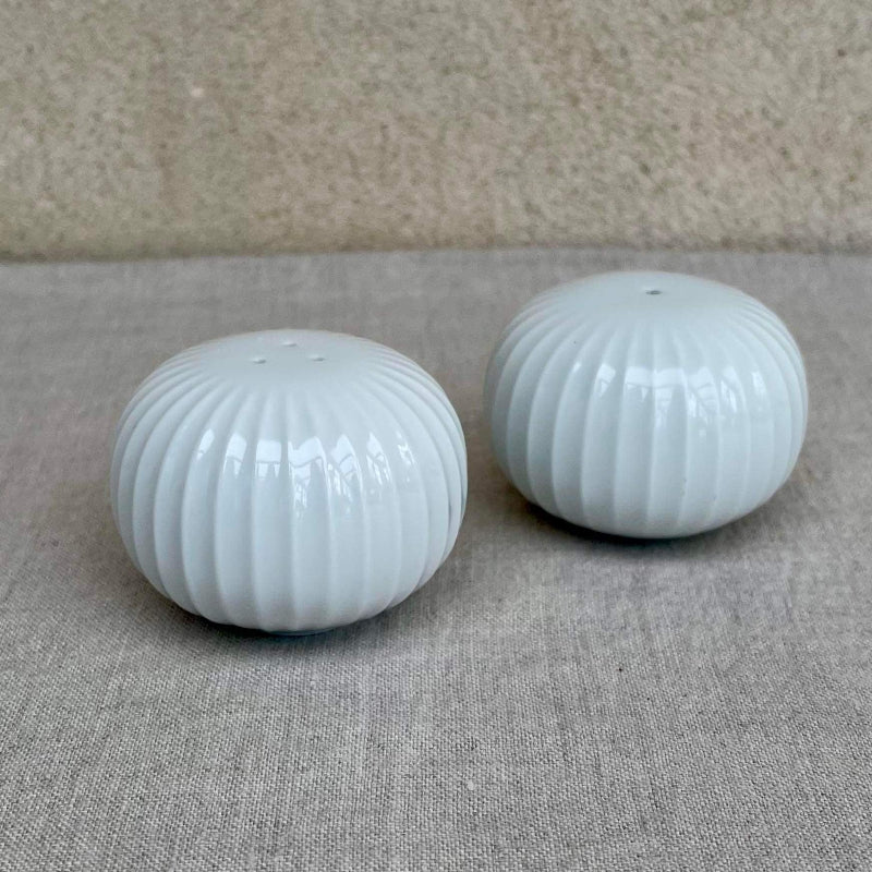 Udlejning af Kähler Hammershøi salt & pebersæt

Lej Kähler Hammershøi salt- & pebersæt til kun 15kr. pr. sæt. Perfekt detalje til bryllup, konfirmation eller fest. Book via info@denperfektefest.dk