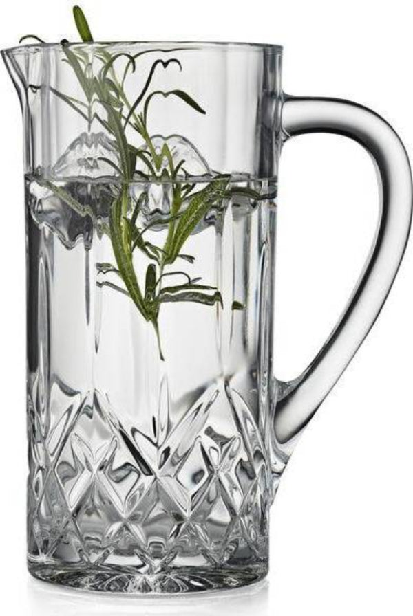 Lej en elegant Melodia krystal vandkande på 1,2 L fra Lyngby Glas hos Den Perfekte Fest. Perfekt til smuk borddækning til bryllup, konfirmation og fest. Lejepris 20 kr. pr. stk.
