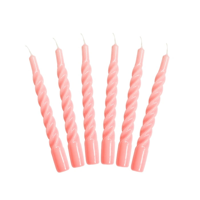 Twistede stearinlys i lyserød, 100 % paraffin, Ø2,2 cm x 21 cm. Brændetid ca. 5 timer. Sælges i pakker med 6 stk. Perfekt til fest og hygge. Køb nu!