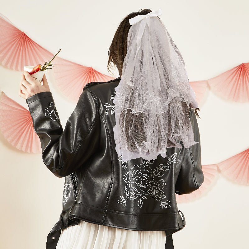 Hvid sløjfe med slør til polterabend og bridal shower

Elegant hvid sløjfe med slør til den kommende brud. Perfekt accessory til polterabend, bridal shower og festlige bryllupsfejringer.