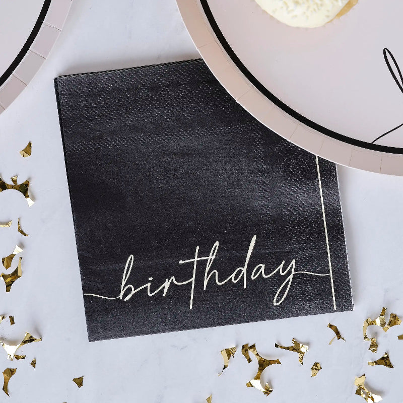 Sorte cocktailservietter med nude "Happy Birthday"-tekst. Perfekte til en stilfuld borddækning. Pakke med 16 stk., 12,5 cm i diameter.