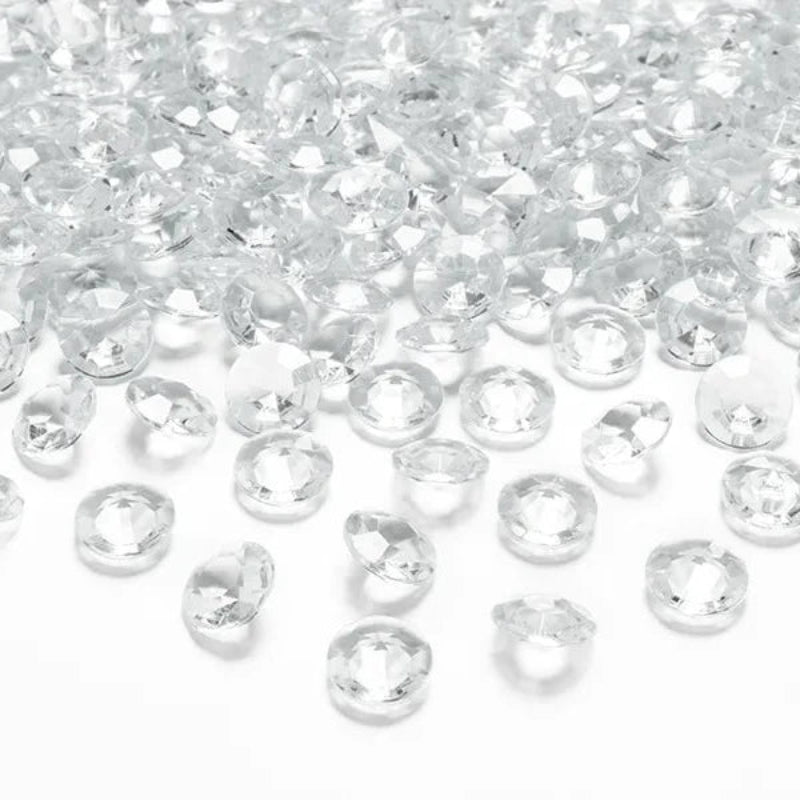 Elegant og funklende klar diamantkonfetti i 12 mm. Ideel som bordpynt til bryllup, fest og fejring. Ca. 100 stk. i hver pakke.
