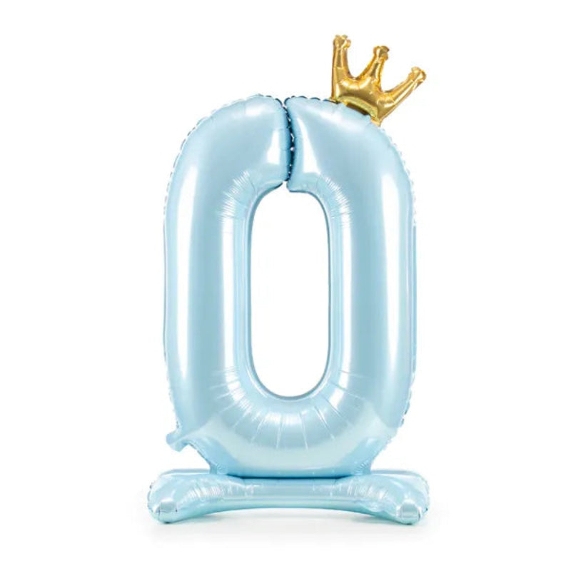 Lyseblå folieballon med tallet "0" og en gylden krone. Perfekt til fødselsdage og fester. Oppust med luft – en fantastisk dekoration til enhver fest. Køb nu!