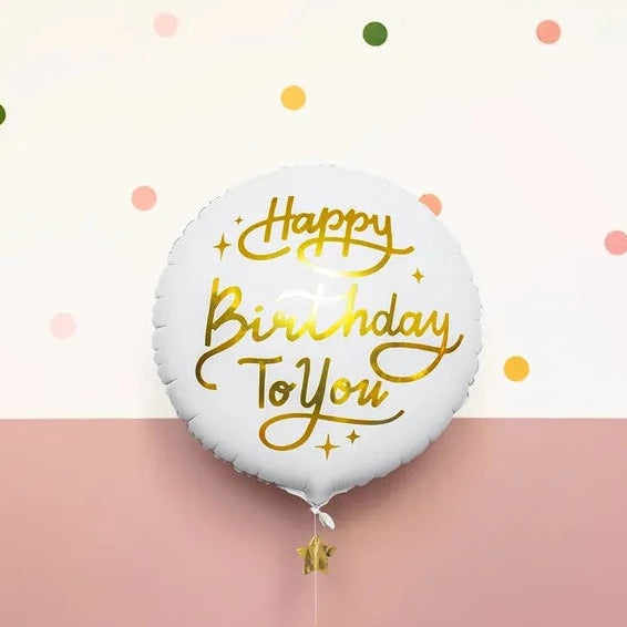 Hvid Happy Birthday ballon med guldskrift