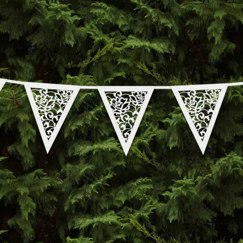 Elegant papirguirlande i perlehvid med smukke ornamentudskæringer. Mål: 19,5 cm x 3 m. Perfekt til bryllupper og fester. Køb nu!